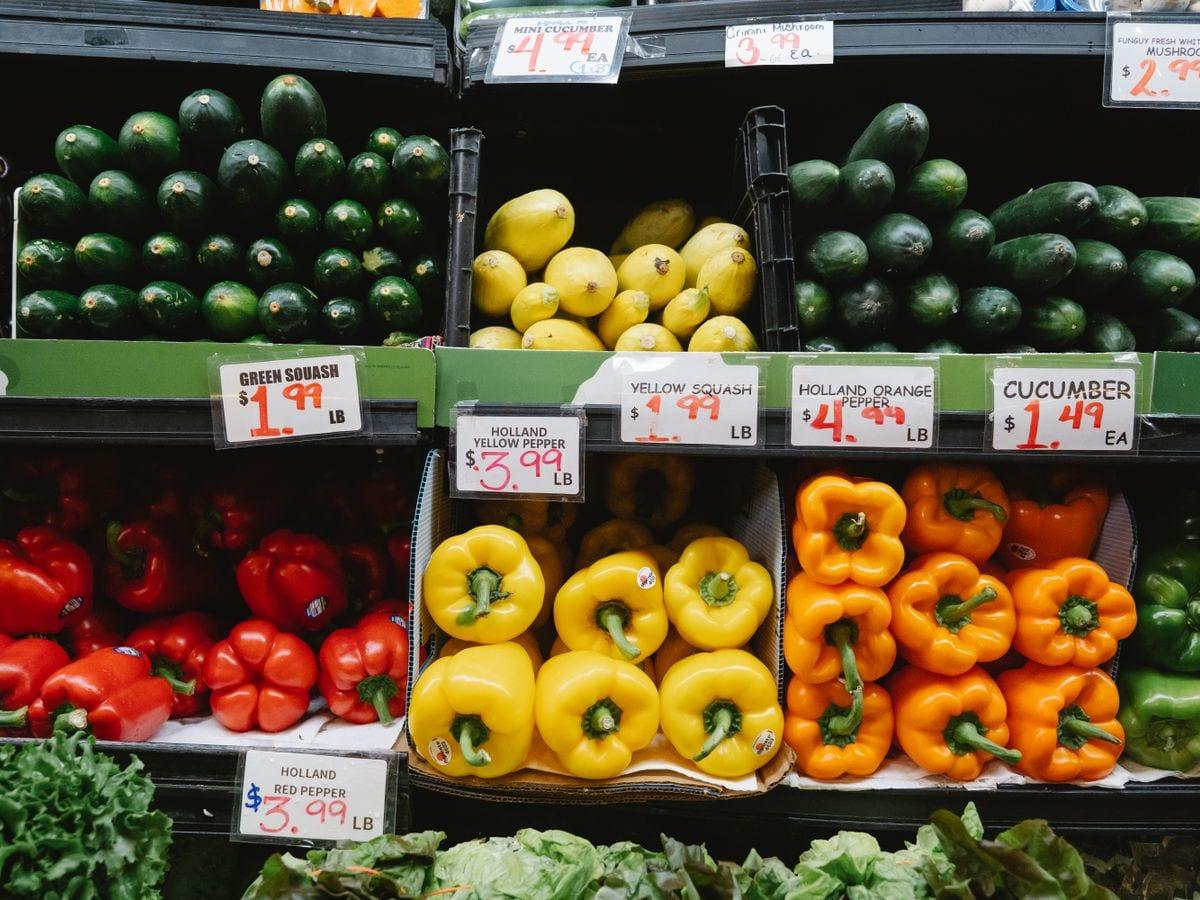 Продуктовый магазин: прилавок с овощами